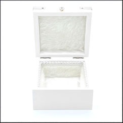 Holzbox,Geschenkbox in weiß mit Aufdruck Happy Wedding in bunten Farben für Hochzeit.Personalisierbar.innen mit weißen Plüsch.verziert mit Zierecken aus Metall.Ein Strassknöpfchen als Verschluss