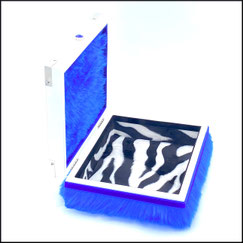 Holzbox,Geschenkbox in weiß mit Aufdruck Happy Birthday in bunten Farben für Geburtstag.verziert mit blauen Plüsch. Zierecken aus Metall.Ein Strassknöpfchen als Verschluss