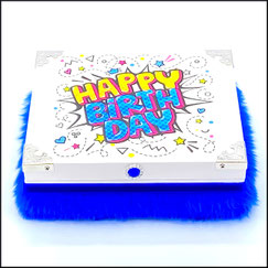 Holzbox,Geschenkbox in weiß mit Aufdruck Happy Birthday in bunten Farben für Geburtstag.verziert mit blauen Plüsch. Zierecken aus Metall.Ein Strassknöpfchen als Verschluss