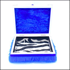 Holzbox,Geschenkbox in weiß mit Aufdruck Happy Birthday in bunten Farben für Geburtstag.verziert mit blauen Plüsch. Zierecken aus Metall.Ein Strassknöpfchen als Verschluss