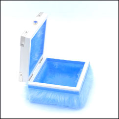 Box  in weiß für Taufe,Geburt Junge,personalisierbar mit Namen und Datum, Gewicht,Geburtszeit.Druck weißes Herz auf hellblauen Hintergrund.verziert mit hellblauen Plüsch.