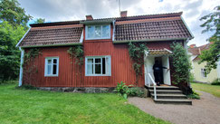 Hintereingang zum Geburtshaus von Astrid Lindgren.