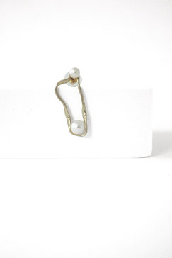 SILHOUETTE PEARL EARRING   €15,00