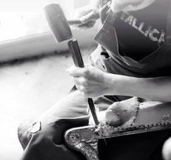 Juliette artisan tapissier dégarnissant un fauteuil d'époque - Crédits : FDC