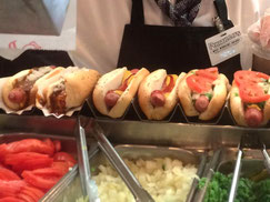 左二つはチリドッグ、真中はオーソドックスなホットドッグ。右二つがシカゴ流。