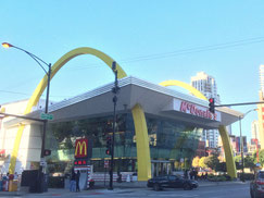 マクドナルド1号店のあった場所にはロックンロール・マクドナルド。