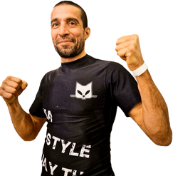 Porträt von Trainer Ibrahim Bayram in Kampfpose mit Muskelkater Gym Kleidung