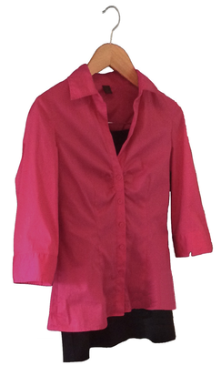 Perfektes Outfit: pinke Bluse und schwarzer Rock