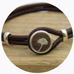 Collections ACCROS ce bracelet est réalsé à la main avec du bois recyclé. il est en argent 925 avec un cordon en cuir