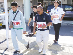 担架で負傷者を避難ビルまで搬送する参加者=5日午前、石垣港離島ターミナル