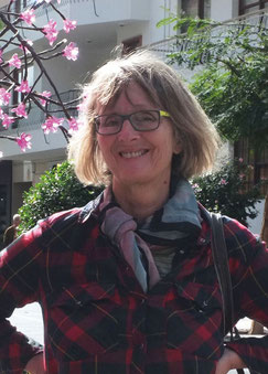 Frau mit halblangen blonden Haaren und Brille, lächelnd, am Neckarufer in Tübingen