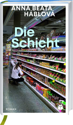 Auf dem Cover von "Die Schicht" räumt eine Frau ein Supermarktregal ein.