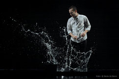 Bailaor Manuel Liñán in "BAILE DE AUTOR" 2018 im tanzhaus nrw / Colorfoto by Boris de Bonn