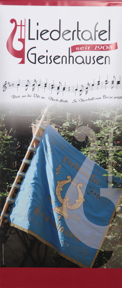 Aufsteller mit neuem Logo, Fahne und Liedzeile des "Sängerspruchs"
