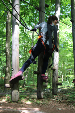 Unsere Große auf dem Kinder-Parcours 2 im Kletterwald Darmstadt