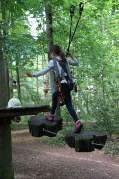 Unsere Große auf dem Kinder-Parcours 2 im Kletterwald Darmstadt