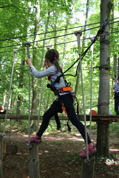 Unsere Große auf dem Kinder-Parcours 2 im Kletterwald Darmstadt