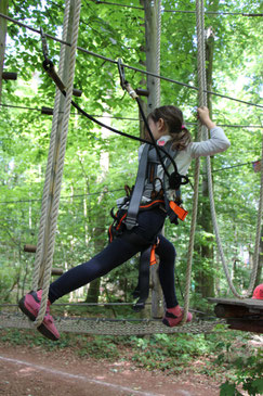 Unsere Große auf dem Kinder-Parcours 2 im Kletterwald Darmstadt