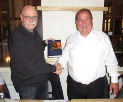 Bernhard Offermann (r.) gratuliert dem Ehrenvorsitzenden Andreas Henseler.