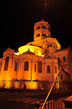 église Saint-Austremoine illuminée, à Issoire dans le Puy-de-Dôme