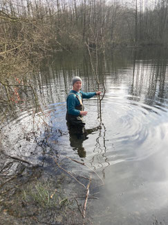 Reiner Stegemann baut eine Ansitzhilfe im Teich (evollmer)