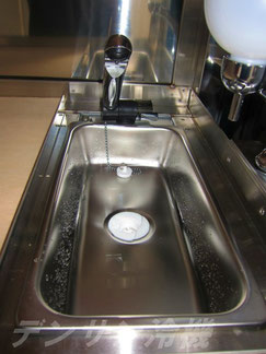 保健所の検査をクリアするためにも、水タンクを備えた手洗いは必須です。使いやすさに配慮しています