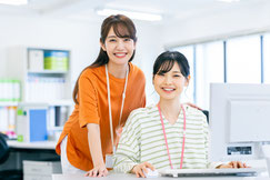 事務所で微笑む女性社員達
