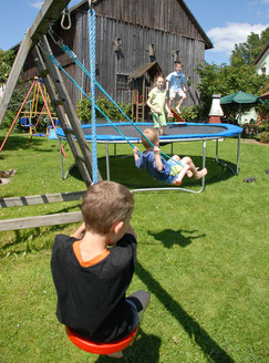 Schneiderhof Ferienwohnungen: Großer Garten mit Trampolin und vielen Schaukeln