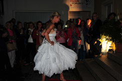 Modell Angeloka, Kunstkleid, Pappierkossage