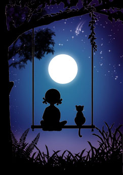 Bild. Vor einem dunkelblauen Nachthimmel mit Vollmond und Sternen ist eine Schaukel zu sehen. Diese hängt an einem Ast von einem Baum, der links im Bild steht. Schwarz. Auf der Schaukel sitzen ein Kind mit kleinen Zöpfen und eine Katze. 