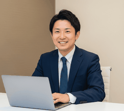 広島の行政書士が建設業許可や運送業許可の申請業務を行っている様子