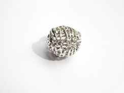 Une bague boule très ajourée est présentée de façon à ce qu'on ne voie que la boule.