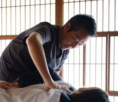 背中の施術　出張整体靖庵