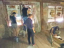 Das übrregionale Beringerteam bei der Arbeit in Schloss Ratibor in Roth (Foto: K. Bäuerlein)