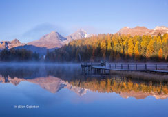 Trauerkarte, Beileidskarte, Gedenkkarte, Stazersee, Engadin, Lärchen, Herbst, Trauerkarte Engadin, Trauerkarte Lärchen, Trauerkarte Stazersee, Holzsteg am See, Steg am Stazersee, Steg am See