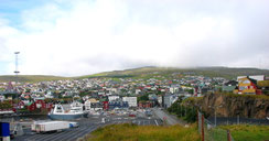 Sehenswürdigkeiten Tórshavn: Die Stadt Tórshavn liegt an der Küste am Fuß eines Berges.