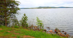 Sehenswürdigkeiten Inari: Die Küste des den Lappen heiligen Sees Inarijärvi.