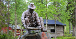 Sehenswürdigkeiten Tankavaara: Bronzestatue eines Goldwäschers. 