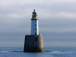 Der Leuchtturm Rattray Head steht etwas vom Sandstrand entfernt in der Nordsee. Er gehört zu den schönsten Leuchttürmen Schottlands.