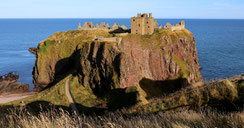 Das Dunnottar Castle wurde auf einem küstennahen Felsen errichtet, der nur sehr schwer zu erobern war.