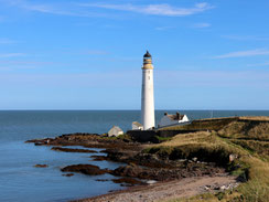 Der Scurdie Ness Leuchtturm ist ein sehr höher, weiß gestrichener Leuchtturm. Er weist den Schiffen die Einfahrt in die Mündung des South Esk zum Hafen von Montrose.