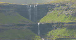 Sehenswürdigkeiten Streymoy: Tosend fällt das Wasser des Fossá-Wasserfalls mehr als 140 Meter in die Tiefe.