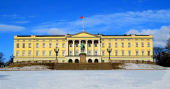Das norwegische Königsschloss auf einem Hügel in Oslo. Auf dem Schloss zeigt eine gehisste Flagge an, dass der König anwesend ist.