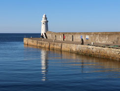 Der Macduff Leuchtturm steht am Ende des Hafenpiers des malerischen Fischerdorfs Macduff.