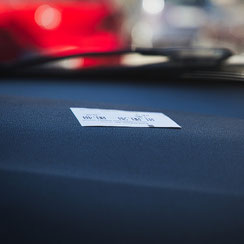 ticket horodateur sur tableau de bord voiture