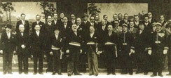 Victor Eusen et son conseil municipal devant la mairie provisoire du 30 mai 1936 ; au 2e rang, noeud papillon, le seul en costume gris clair : Jim-E. Sévellec / Archives Jean Le Goualch