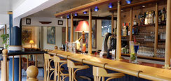 On aperçoit le panneau à droite dans la seconde salle du bar / DR