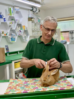 Tierarzt Dr. Roland Tammer mit Hase