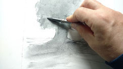 zeichnen mit finger und grafitpulver, baum mit linie überarbeitet