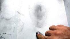 zeichnen mit finger und grafitpulver